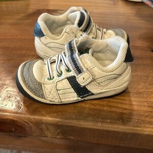 Stride rite boys sneakers size 3.5 US soft motion